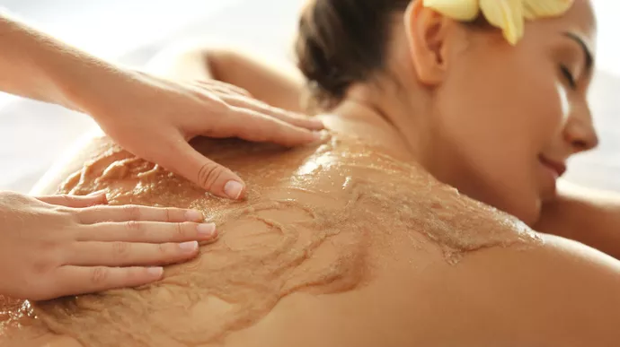 Rahasia lulur rempah untuk memutihkan kulit dengan alami.