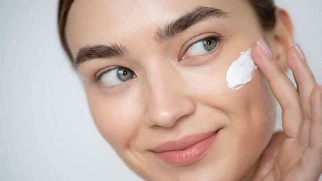 Panduan memilih Sunscreen yang tepat sesuai jenis kulit. Melindungi kulit dari paparan sinar matahari menjadi salah satu langkah penting dalam perawatan kulit