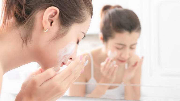 Tips memilih facial wash yang tepat untuk kulit berminyak. Memilih facial wash untuk kulit berminyak tidak boleh asal. Wajah yang cenderung berminya
