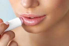 Manfaat lip balm ber-SPF untuk bibir sehat terlindungi.
