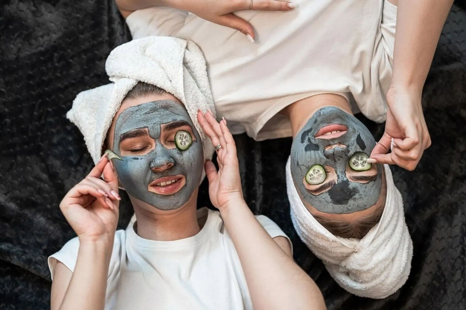Manfaat masker charcoal rahasia kulit bersih dan bebas komedo. Masker charcoal atau masker arang aktif telah menjadi salah satu produk perawatan kulit