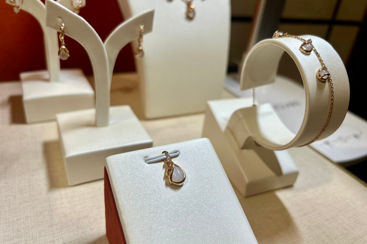 Batu Permata Batu Permata